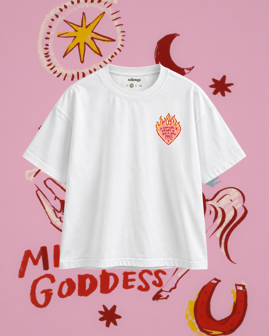 Goddess Tee oversize, frente: corazón en llamas con la frase A cowgirl's heart is wild and free